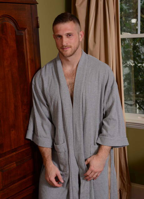 美國著名肌肉男保羅·瓦格納和身材魁梧的強尼·拉皮德在浴缸裡進行肛交