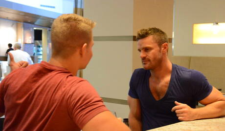 Die netten amerikanischen Muskelprotze Landon Conrad und Logan Vaughn ficken nach dem Schwanzlutschen