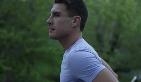 Il bel ragazzo americano Saxon West, l