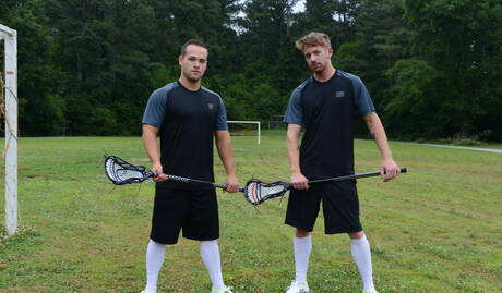 Der britische Hunk Luke Adams und der junge Amerikaner Sean Blue haben eine heiße Paarszene im Freien