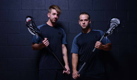 Der britische Hunk Luke Adams und der junge Amerikaner Sean Blue haben eine heiße Paarszene im Freien