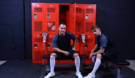 Der britische Hunk Luke Adams und der junge Amerikaner Sean Blue haben eine heiße Paarszene im Freien