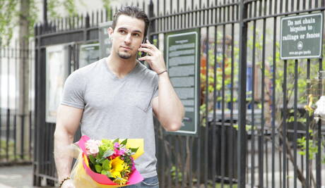 Les beaux garçons américains Phenix Saint et Trace Kendall bien bâti dans une action de baise anale torride à l