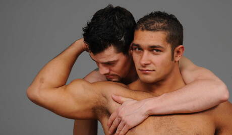 Muskularny Casey i umięśniony Latynos Dereck Fox ruchają się w dupę po obciąganie