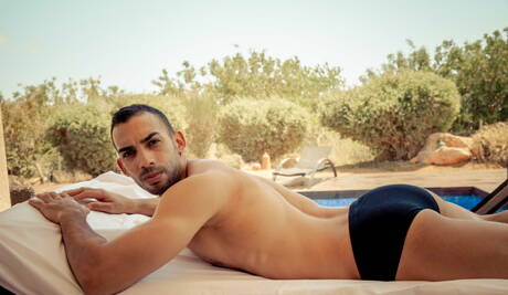 Der muskulöse Engländer Paddy Obrian und der bullige Juan Lopez ficken nach dem Blowjob am Pool