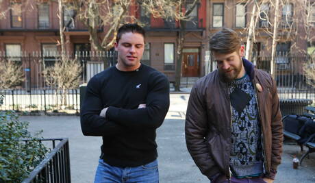 Hete Amerikaanse jongens, harige hengst Colby Keller en gespierde Jake Wilder zuigen en neuken elkaar in de buitenlucht