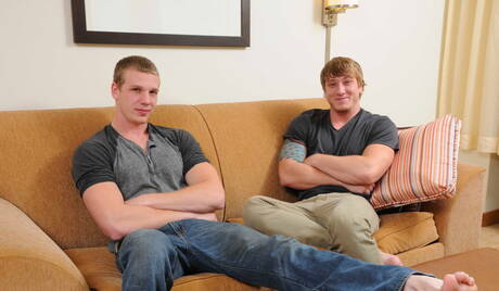 Os belos caras americanos Johnny Forza e Tom Faulk, ambos bem constituídos, fazem sexo anal