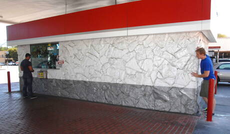 De gespierde Latijns-Amerikaanse Marcus Ruhl en de goed gebouwde Charlie Roberts neuken elkaar in de kont na het buiten pijpen van een lul.