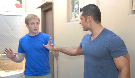 De gespierde Latijns-Amerikaanse Marcus Ruhl en de goed gebouwde Charlie Roberts neuken elkaar in de kont na het buiten pijpen van een lul.