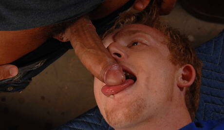 De gespierde Latijns-Amerikaanse Marcus Ruhl en de goed gebouwde Charlie Roberts neuken elkaar in de kont na het buiten pijpen van een lul.