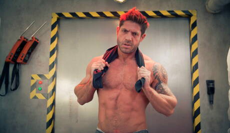 Los ingleses Paddy Obrian y Axel Brooks, bien formados, se dieron un golpe entre sí.