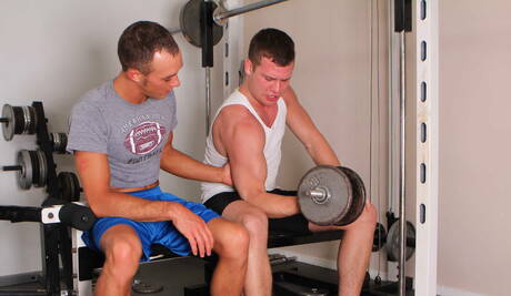 Amerykańskie gwiazdy porno, krzepki facet Hayden Richards i przystojniak Kirk Cummings obciągają i ruchają się nawzajem