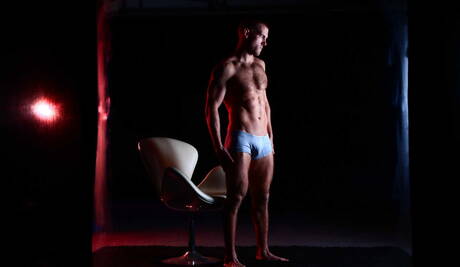 Der englische Muskelprotz Paul Walker und David Jones zeigen einen perfekten Körper