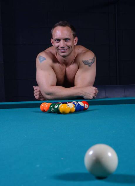 Les beaux garçons américains musclés John Magnum et l