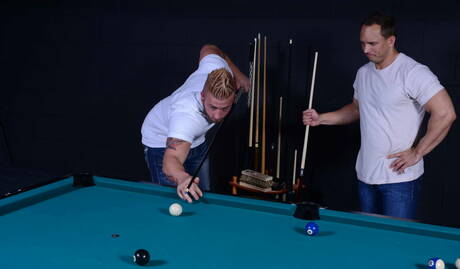 Les beaux garçons américains musclés John Magnum et l