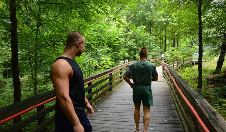 Die amerikanischen Muskelprotze Owen Michaels und Dustin Tyler ficken sich in den Arsch, nachdem sie im Badezimmer geblasen haben