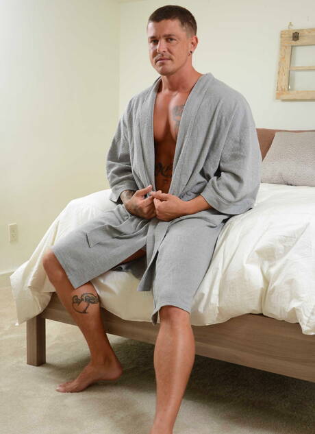 Knappe Amerikaanse jongens, gespierde Sebastian Young en sterke man Brenner Bolton hebben goede anale seks buiten