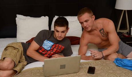 アメリカのスター、マッチョのジョニー・ラピッドとスーパースタッドのゼイン・アンダースは、吸った後にアナルファックします