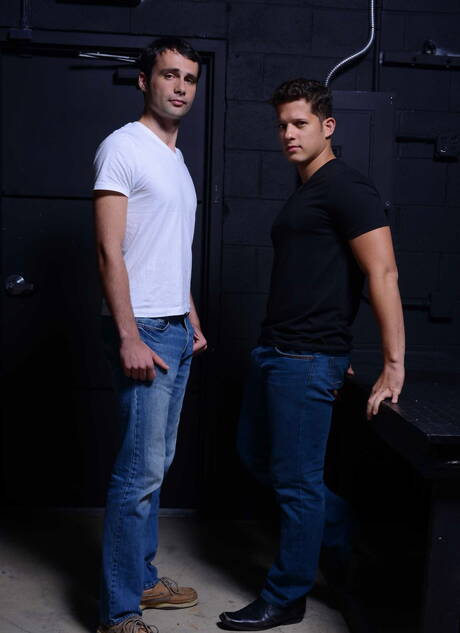 Men: Derek 和哥倫比亞哈士奇男 Nicoli Cole 在戶外吸吮雞巴後操屁股