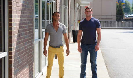 El guapo supersemental estadounidense Jake Wilder y el hombre fuerte Armando De Armas tienen sexo caliente al aire libre