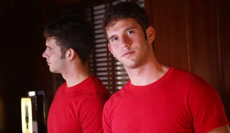 Il bel ragazzo americano Connor Maguire e la lontra Jimmy Fanz fanno l