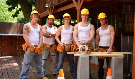 Johnny, Cameron, Tom, Brad et Matthew dans une scène torride en extérieur