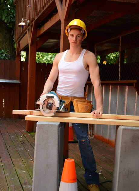 Johnny, Cameron, Tom, Brad e Matthew em uma cena quente ao ar livre