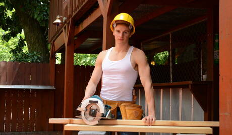 Johnny, Cameron, Tom, Brad e Matthew em uma cena quente ao ar livre