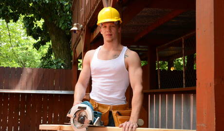 Johnny, Cameron, Tom, Brad e Matthew em uma cena quente ao ar livre