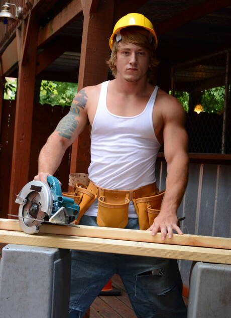 Johnny, Cameron, Tom, Brad e Matthew em uma cena quente ao ar livre