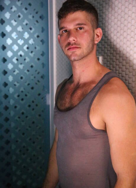 Amerikaanse harige hengst Jimmy Fanz en sterke man Troy Phillips hebben goede seks onder de douche