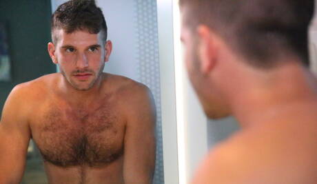 Amerikaanse harige hengst Jimmy Fanz en sterke man Troy Phillips hebben goede seks onder de douche