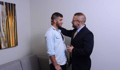 セクシーなアメリカ人、筋肉質のディルク・ケイバーとカワウソのジミー・ファンツがチンポをしゃぶった後にアナルファック