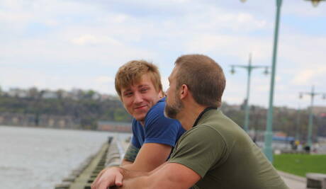 El semental estadounidense Tom Faulk y el cachas Dirk Caber tienen sexo anal al aire libre