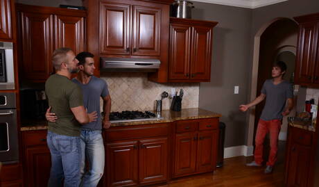 Gli spudorati Johnny Rapid, Dirk Caber e Phenix Saint si godono un bel sesso a tre in cucina