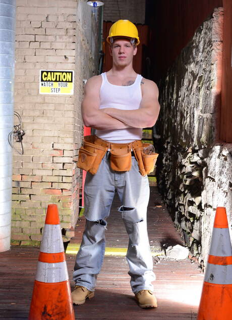 Men: Pretty american guys beefcake Johnny Forza and twink Matthew Ryder shows a sturdy body