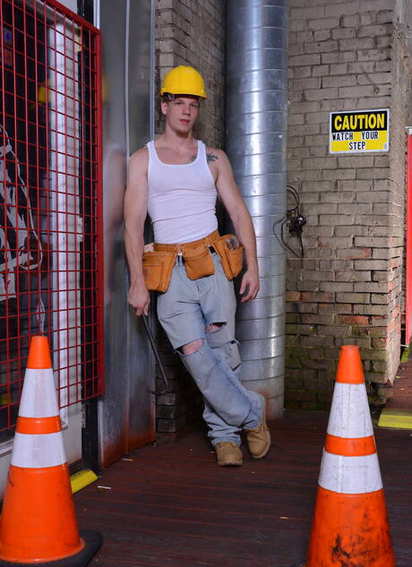 Pretty american guys beefcake Johnny Forza and twink Matthew Ryder shows a sturdy body