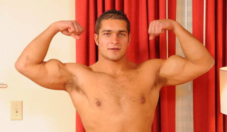 Amerykańskie gwiazdy porno, przystojniak Chris Tyler i silny byk Dereck Fox wiercą tyłek