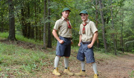 Amerykański ogier Johnny Rapid i młodzieniec Ck Steel uprawiają seks analny na zewnątrz