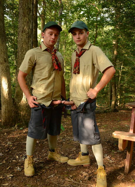 Amerykański ogier Johnny Rapid i młodzieniec Ck Steel uprawiają seks analny na zewnątrz