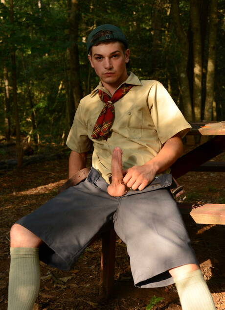 Amerykański ogier Johnny Rapid i młodzieniec Ck Steel uprawiają seks analny na zewnątrz