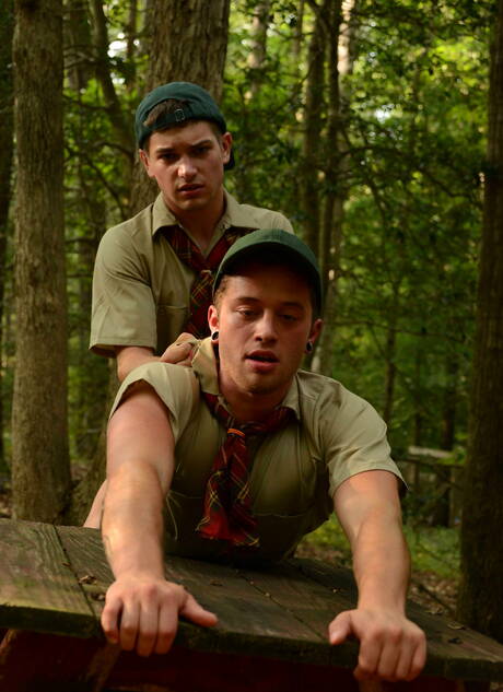 Amerykański ogier Johnny Rapid i młodzieniec Ck Steel uprawiają seks analny na zewnątrz