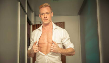 Der kanadische Kraftprotz Christopher Daniels und der russische Muskelprotz Dato Foland haben heißen Paarsex