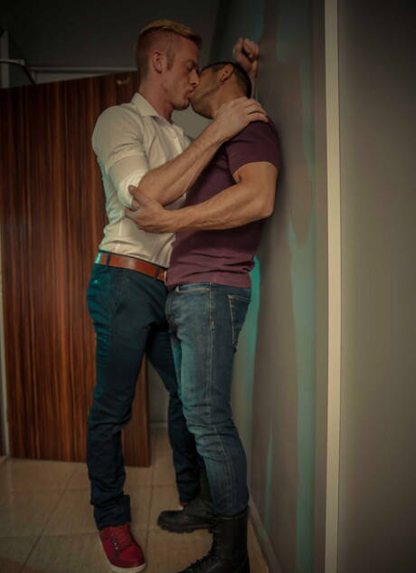 Der kanadische Kraftprotz Christopher Daniels und der russische Muskelprotz Dato Foland haben heißen Paarsex