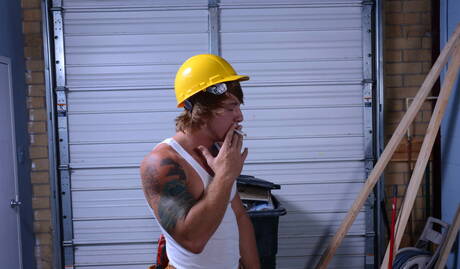 Il bel fusto del porno americano Tom Faulk e il bel orso Brad Kalvo posano nudi e mostrano un bel culo