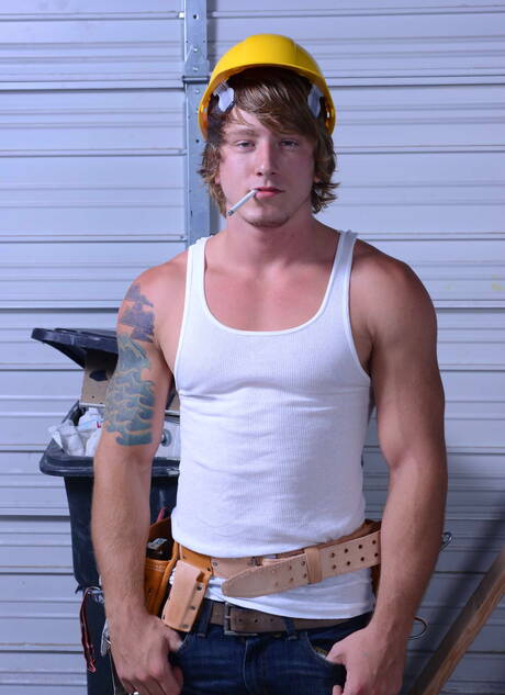 Il bel fusto del porno americano Tom Faulk e il bel orso Brad Kalvo posano nudi e mostrano un bel culo