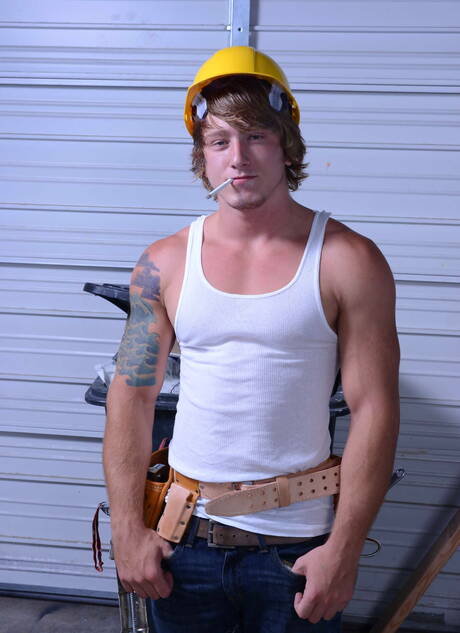 Il bel fusto del porno americano Tom Faulk e il bel orso Brad Kalvo posano nudi e mostrano un bel culo