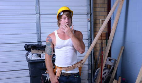 Il bel fusto del porno americano Tom Faulk e il bel orso Brad Kalvo posano nudi e mostrano un bel culo