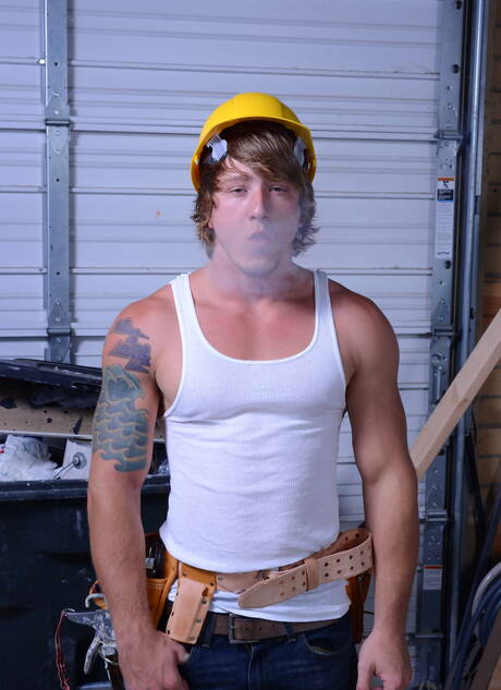 Il bel fusto del porno americano Tom Faulk e il bel orso Brad Kalvo posano nudi e mostrano un bel culo