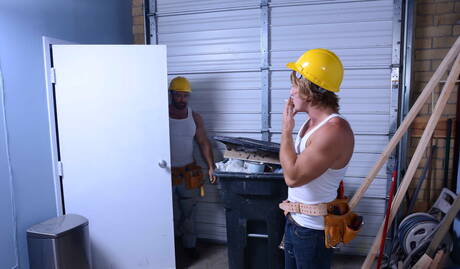 Il bel fusto del porno americano Tom Faulk e il bel orso Brad Kalvo posano nudi e mostrano un bel culo